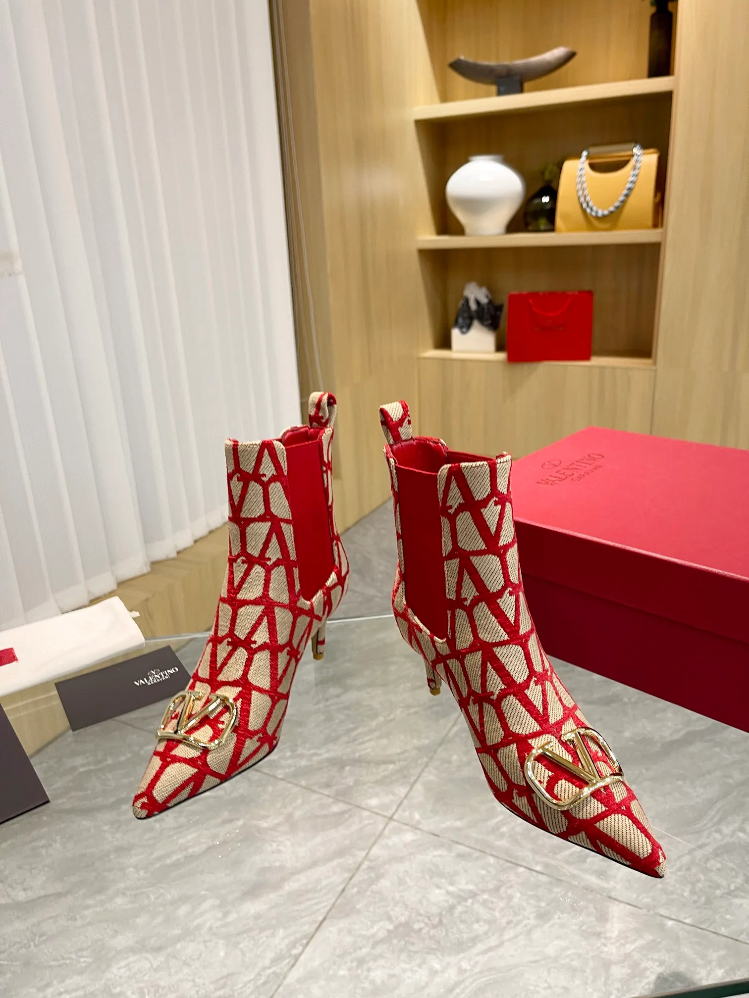 👟👟Ex-factory price 560👟👟 Genuine leather sole +40 [Valentino] Valentino ~ Unique [V logo fabric print pattern] with light gold metal [V buckle] fashion women's boots: Made with original craftsmanship, comfortable and versatile, showing long legs! Absolutely classy! Fabric: High-grade fabric printed cloth➕Imported sheepskin lining⚡Boot shaft. [Light Gold V Buckle] Decorative accessory! Outsole: 2 types: non-slip and wear-resistant rubber outsole and Italian leather outsole Size: 35−41 (customized for sizes 34-42)